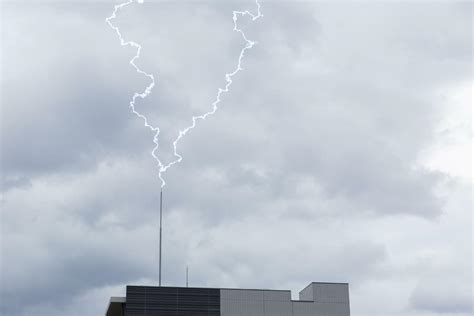 避雷針 家|雷は家に落ちる？落雷の確率と危険性、そして効果的。